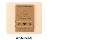 Détail de bracelets code Morse avec perles d'or blanc sur une carte cadeau pour mamans