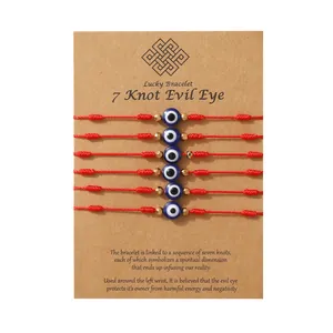 Set van 6 geweven rode Evil Eye armbanden met gouden kralen op displaykaart