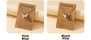 Dettaglio delle collane magnetiche BFF a farfalla rosa-blu e nero-rosa su biglietti regalo
