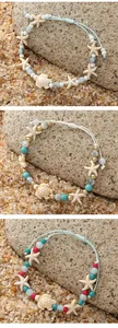 Detail van geweven strandarmbanden met kralen van zeesterren en schildpadden op grind