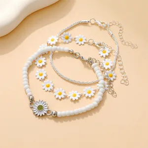 Ensemble de trois bracelets de cheville marguerite blanche avec chaînes perlées en argent
