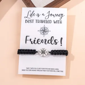 Handgemaakt afstudeerarmbandje met kompasbedeltje op een wenskaart als cadeauset