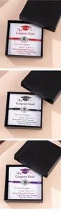 Detail van gevlochten kompasarmbanden in zwarte doosjes met felicitatiekaarten