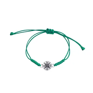 Verstelbare donkergroene geweven armband met zilveren kompas hanger en richtingsletters