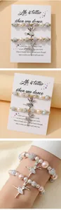 Λεπτομερής προβολή των charms μπαλαρίνας και των περλών στα ρυθμιζόμενα βραχιόλια