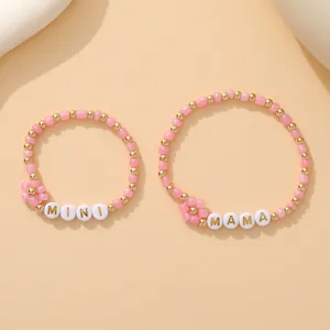 Set de bracelets en perles rose avec lettres MAMA et MINI pour mère et enfant, motif fleur