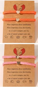 Detail von handgewebten Herz-Armbändern in Orange und Rosa auf Geschenkkarten