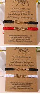 Dettagli dei braccialetti dell'amicizia intrecciati con cuore infinito su cartoline