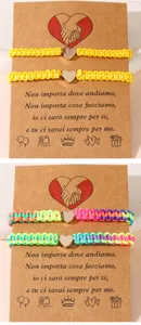 Detail von handgewebten Herz-Armbändern in Gelb und Regenbogenfarben auf Display-Karten