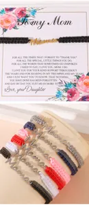 Détail des bracelets MAMA tressés faits main en plusieurs couleurs avec carte cadeau fête des mères
