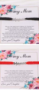 Détail des bracelets Mama tissés à la main en rouge et noir avec carte florale