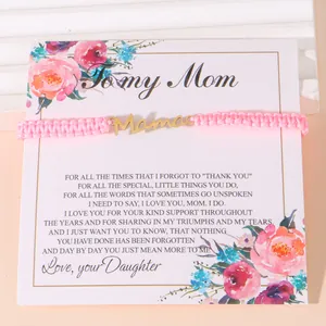 Bracelet tressé rose fête des mères avec charme Mama doré sur carte cadeau