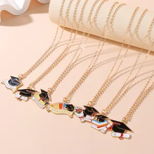 Collane di laurea minimaliste con ciondoli a forma di tocco e pergamena color oro