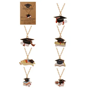 Collana di laurea dorata con ciondoli smaltati a forma di tocco e libri, set