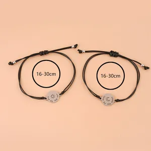Detail van zon en maan armbanden met verstelbare koordlengte van 16-30 cm lang
