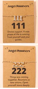 Détail de colliers dorés avec chiffres des anges et strass sur cartes en papier