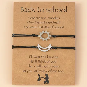 Detail van de zon en maan roestvrijstalen armbanden op een Back to School cadeaukaart