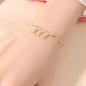 Bracelet doré avec breloques chiffre chanceux 777 et cristaux de strass étincelants