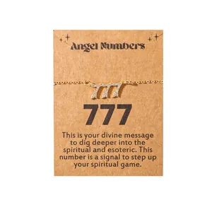 Bracelet doré avec pendentif numéro d'ange 777 et cristaux sur carte de présentation