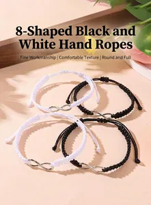 Détail de l'ensemble de bracelets en corde tressée infini réglables en noir et blanc