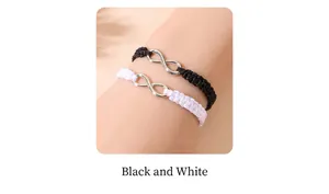 Détail de bracelets tressés infini noir et blanc ajustables avec symbole en métal argenté
