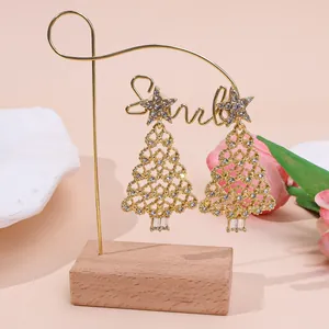 Orecchini a forma di albero di Natale dorati con strass scintillanti e design a rete