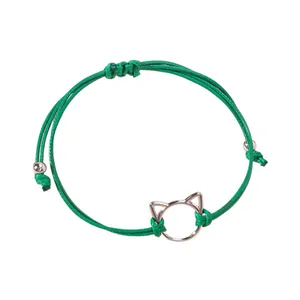 Minimalistische handgeweven groene kattenarmband met verstelbare zilveren metalen hanger