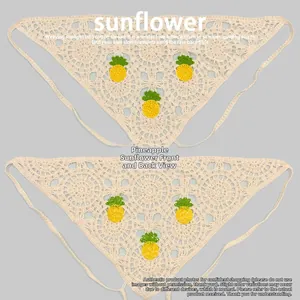 Détail d'un bandana triangle crocheté à la main avec fleurs 3D et rubans à nouer