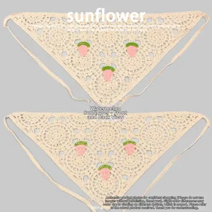 Détail d'un bandana en coton crocheté à la main avec de jolis motifs de fraises roses