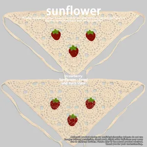 Détail d'un bandana triangulaire au crochet avec motif fraise rouge fait main