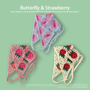Détail de bandanas faits main au crochet avec motifs fraises et papillons tricotés