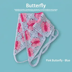 Gros plan d'un foulard triangle crocheté main avec motif papillon rose et bleu