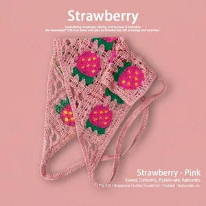 Gros plan du bandeau au crochet rose avec motifs de fraises et texture tricotée main