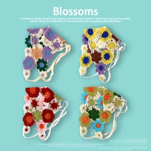 Détail de quatre bandeaux à fleurs crochetés à la main, styles rétro, boho et Y2K