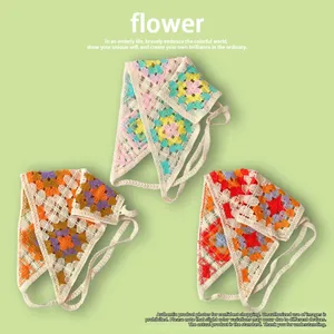 Gros plan sur la texture crochetée et les motifs floraux de ces bandeaux faits à la main