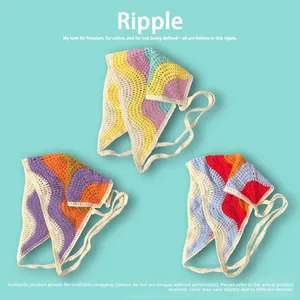 Détail d'un foulard au crochet avec motifs de tricot floraux et designs multicolores