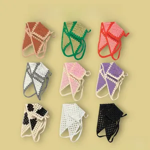 Vue détaillée des motifs de divers bandanas en crochet colorés pour femmes