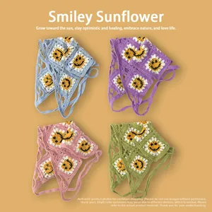 Vue détaillée de quatre variantes de couleurs de bandanas au crochet avec motifs de tournesol