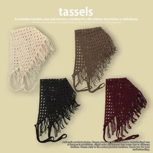 Gros plan de quatre foulards triangulaires au crochet avec de longues franges colorées