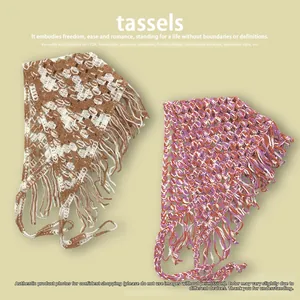 Détail d'un bandana triangle en crochet fait main avec fleurs et franges bohèmes