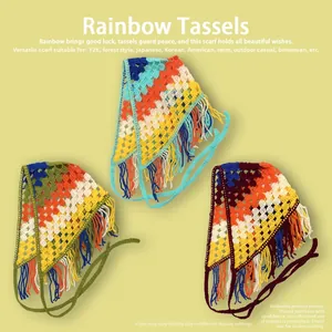 Détail de trois bandanas colorés au crochet avec glands de style bohème moderne Y2K