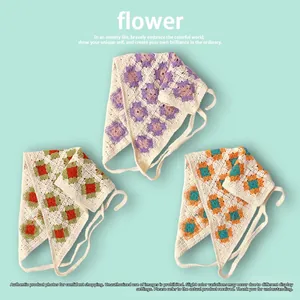 Détails de trois bandeaux au crochet faits main avec motifs de fleurs granny square