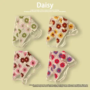Détail de quatre bandeaux en crochet faits main avec des motifs marguerites colorés