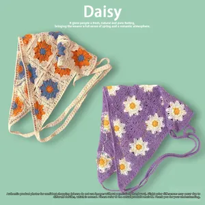Détail de bandanas triangulaires crochetés à la main avec motifs de marguerites colorées