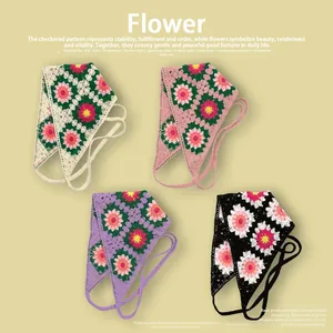 Détail de motifs de fleurs au crochet sur des bandanas en tricot de couleurs variées