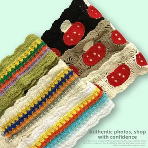 Détails de bandeaux au crochet faits main avec motifs de champignons et de rayures