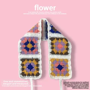 Détail d'un bandana fait main au crochet avec motifs de carrés fleuris et rubans