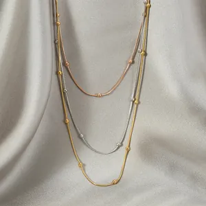 Collier à trois rangs en maille serpent avec perles dorées, rosées et argentées