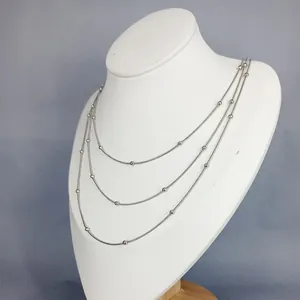 Collier à trois rangs perlé en argent avec acier titane poli pour un look minimaliste