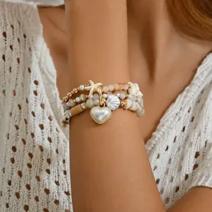 Details des mehrlagigen Boho-Armbands mit Herzperle, Seestern und Muschelanhängern